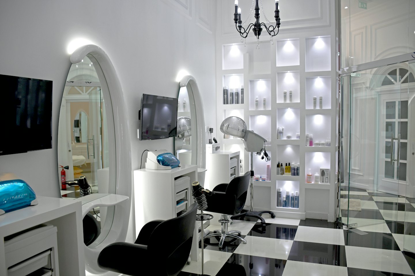 Moderner Friseursalon-Innenraum mit schwarz-weiß kariertem Boden.